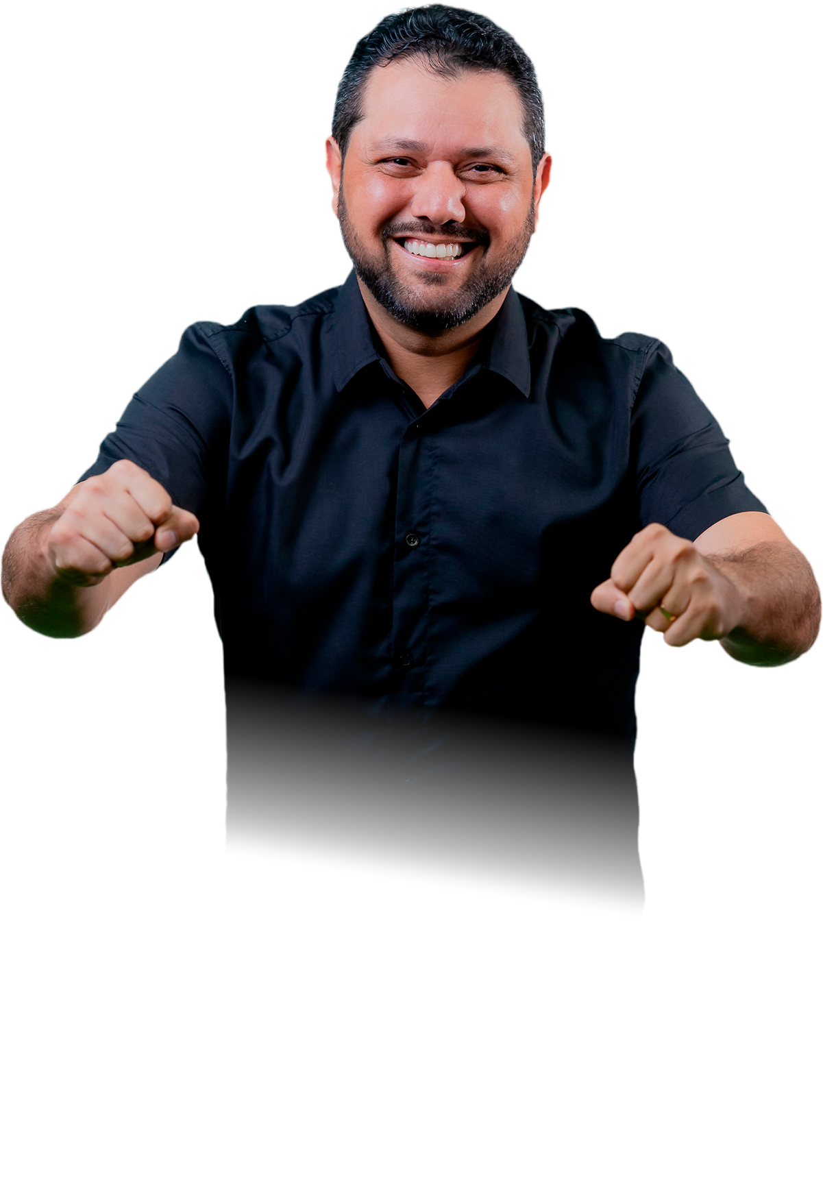 João Marcos Luz sorrindo, usando camisa preta